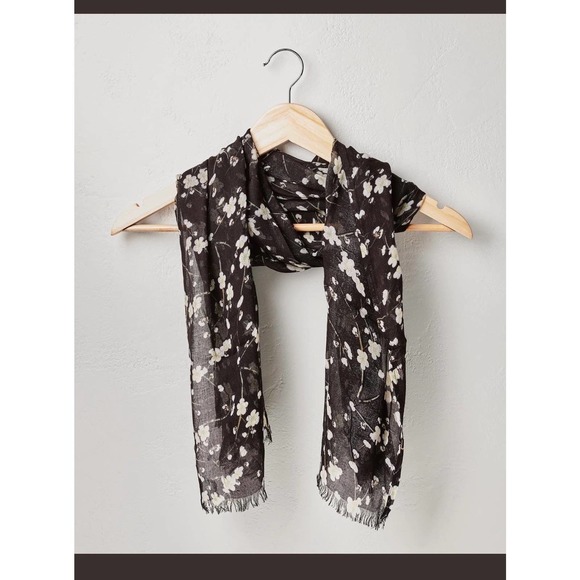 NWT Womens Accessories Bundle- Onam Scarf and 2 Ashiana Scrunchies - Picture 1 of 5